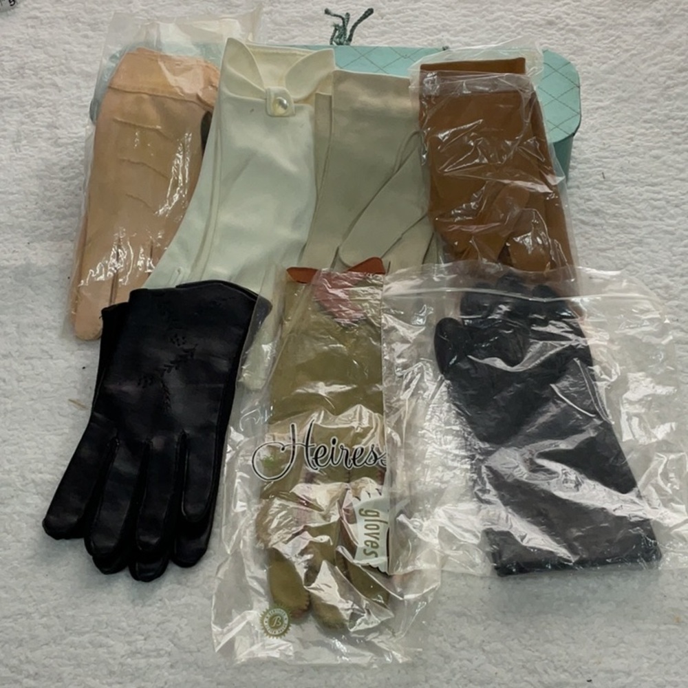 Woman’s vintage 1920-1950s Heiress gloves with glove box And Glove Clip - Picture 2 of 8